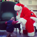 Ele tem 4 anos e fez o Papai Noel se ajoelhar e rezar por um presente desconcertante